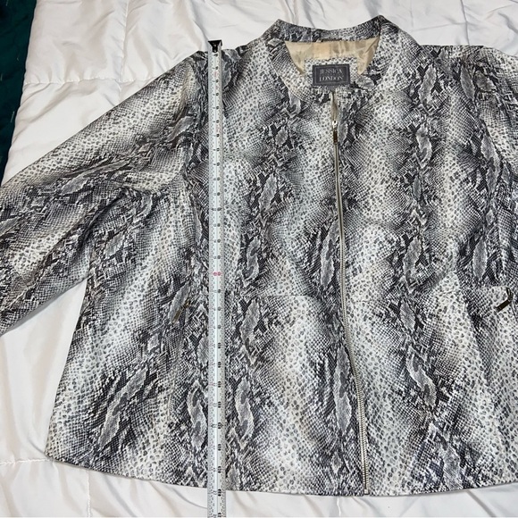 Jessica London Snakeskin Leather Bomber Jacket Size 32W Black White Animal Print - Picture 3 of 8